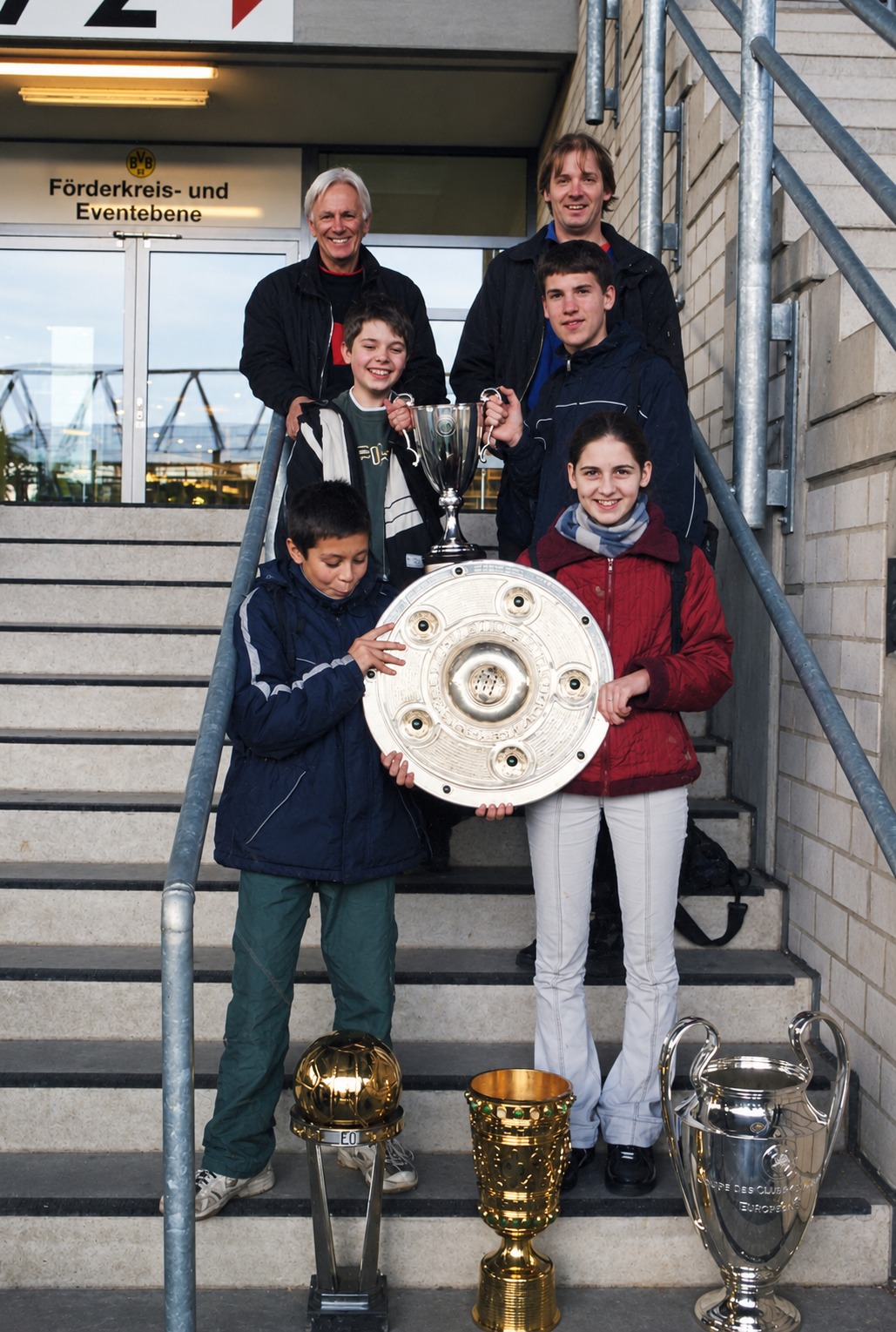 2001 IKG Schulteam im Stadion.jpeg